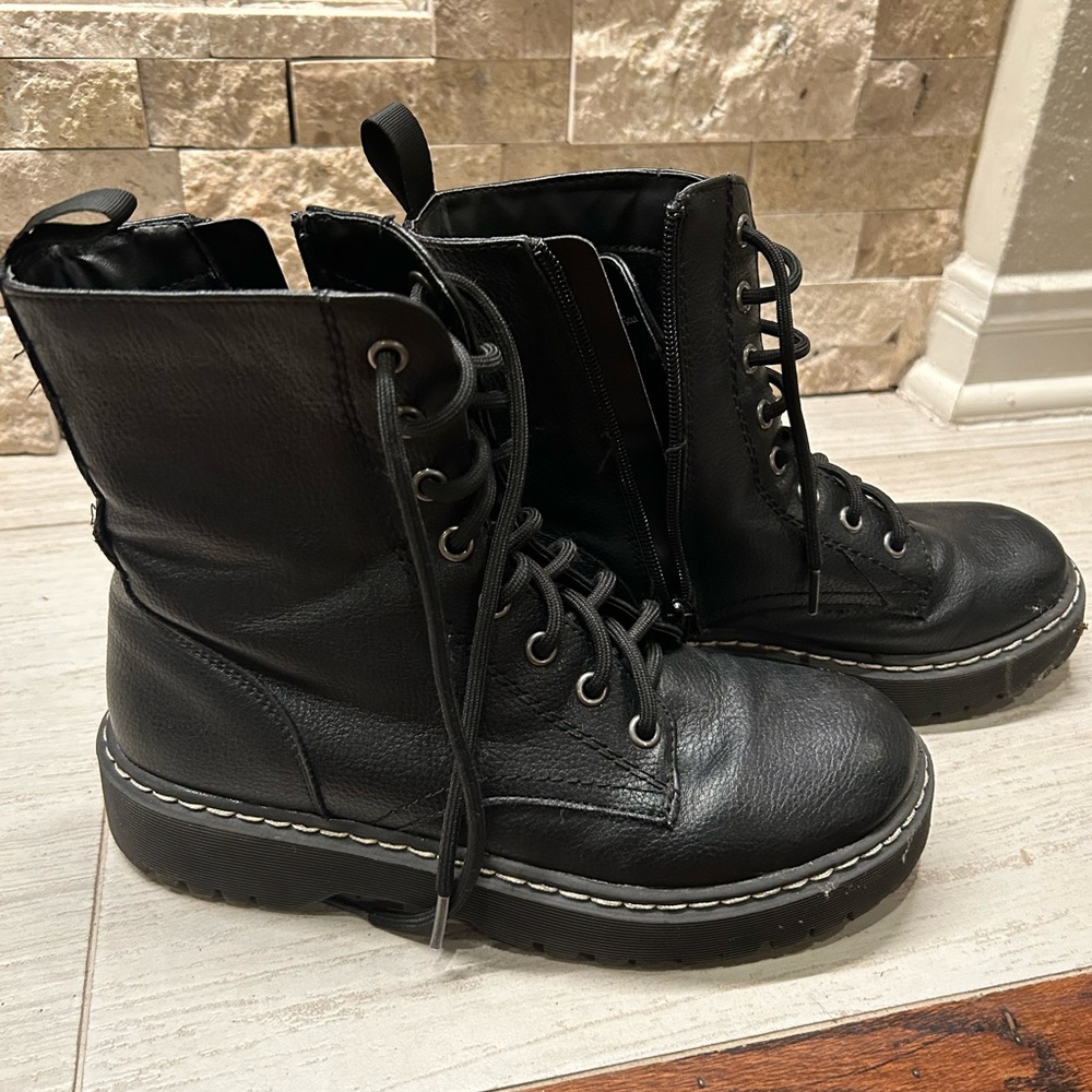 Mix 6 combat style boots - side zipper